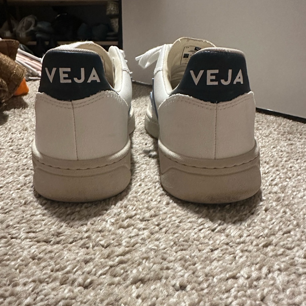 Veja Cream Sneakers with Gray Accents - Picture 3 of 5